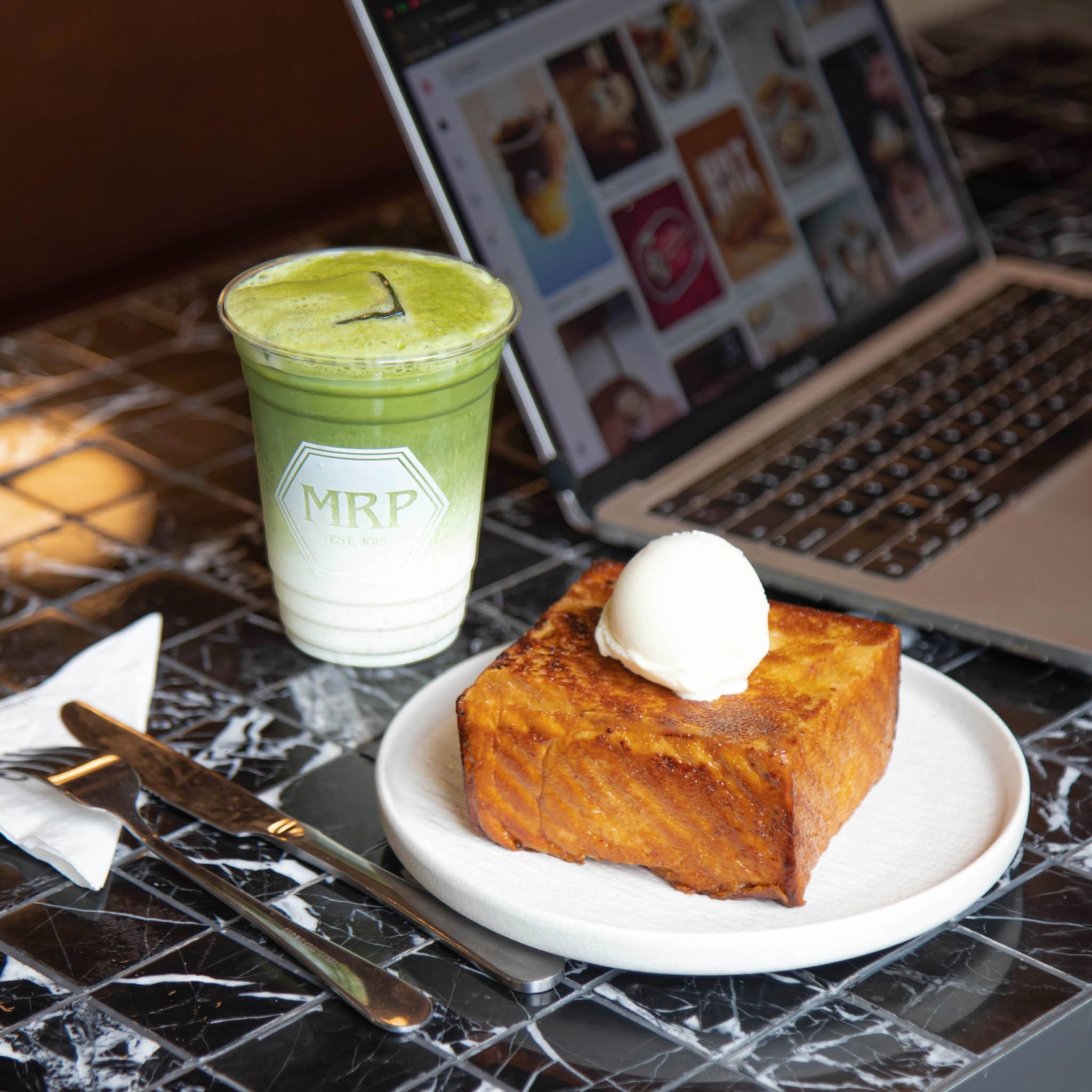 Toast và đồ uống MrP cho buổi làm việc